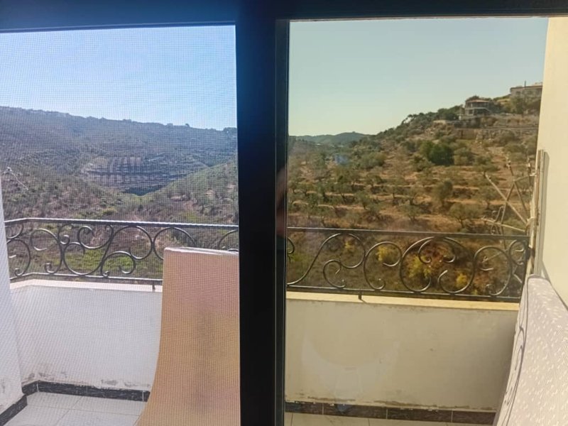 لدينا شقة مناسبة للبيع 