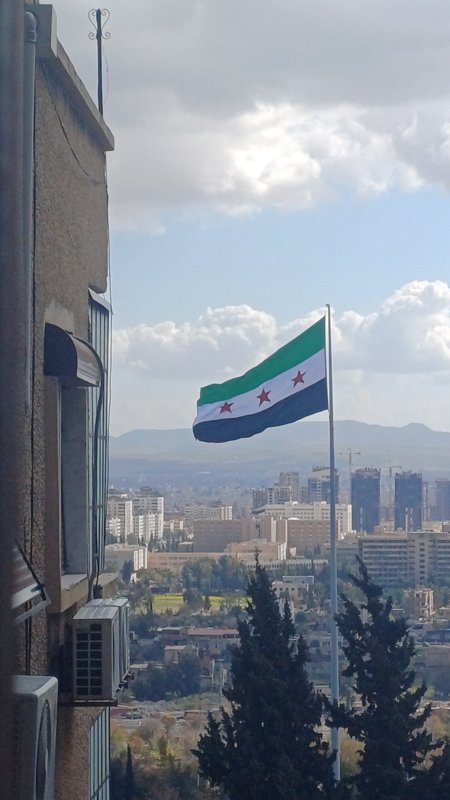 بيت كبير مع حديقة مطلة على دمشق